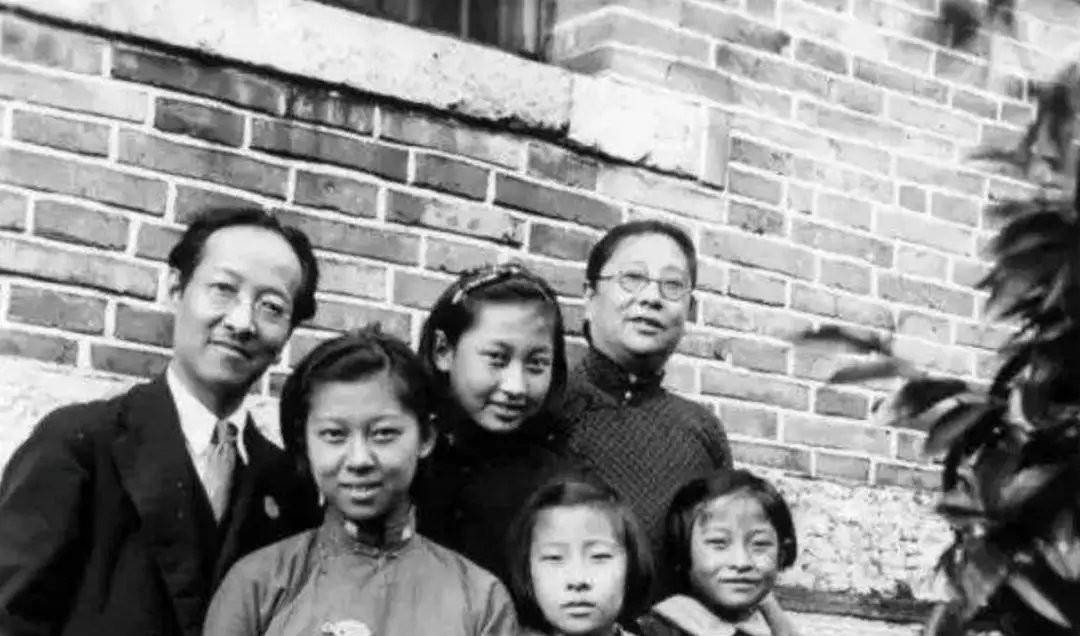 可是一家老小还要吃饭,这让赵元任犯了愁.