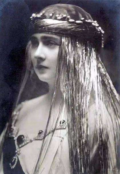 后,家里给她安排了一门相当不错的婚事——南斯拉夫的亚历山大一世