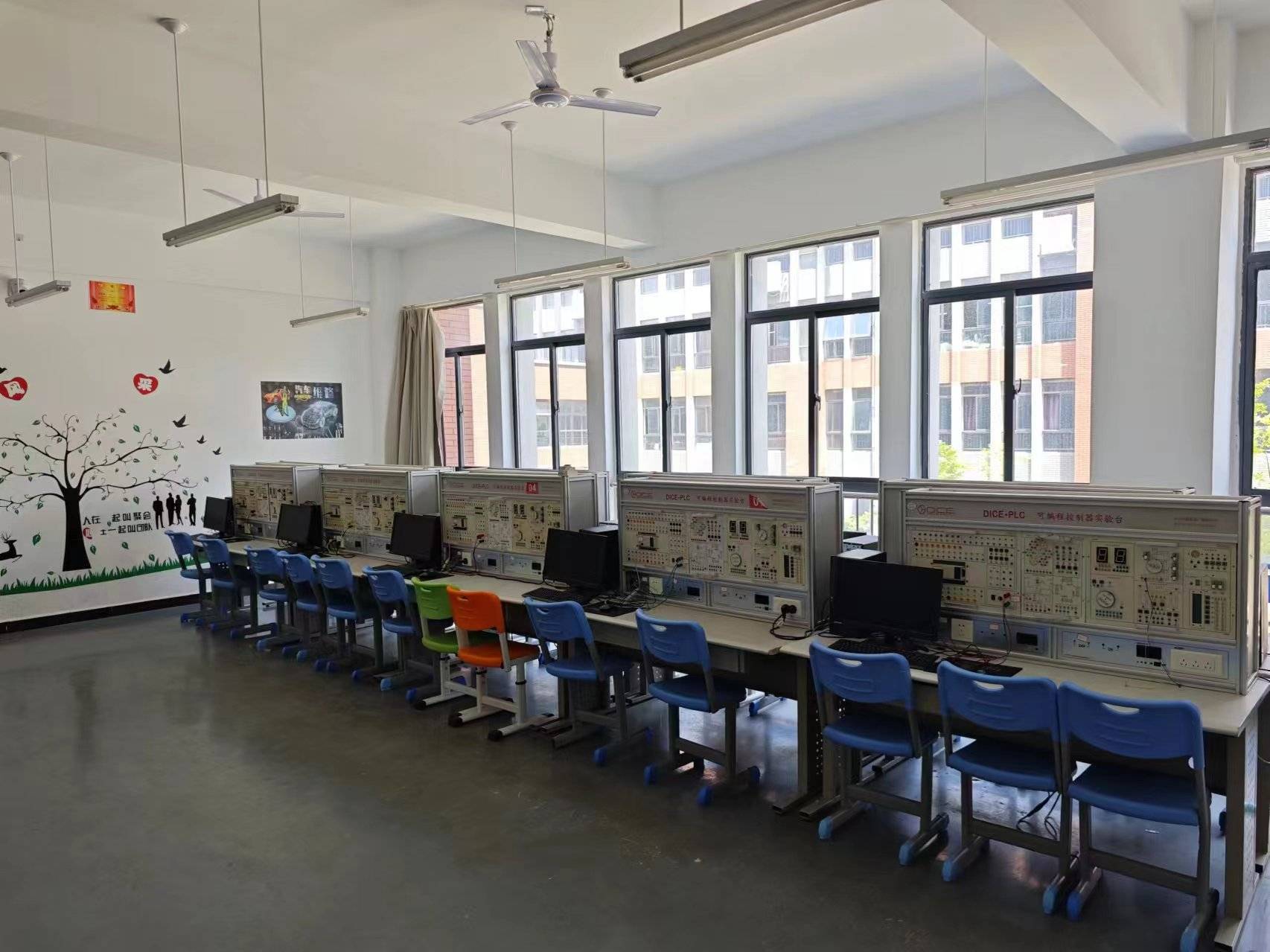  p>一,校园环境 /p> p>安徽建工技师学院坐落于省会合肥市,占地面积