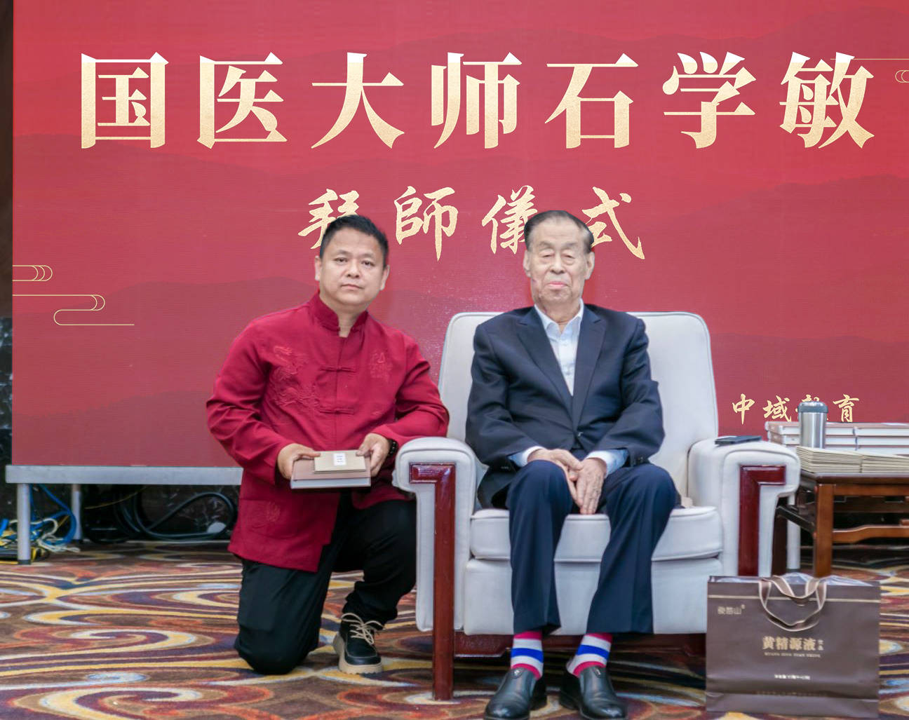 国医大师石学敏收徒,朱显初拜师传承中医瑰宝