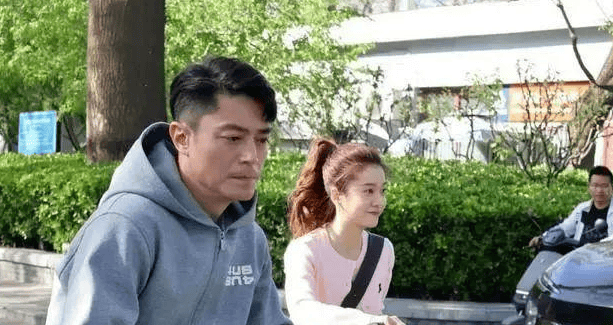 霍建华老了!一脸大褶子,沧桑又显老,与27岁张雪迎同框宛如父女