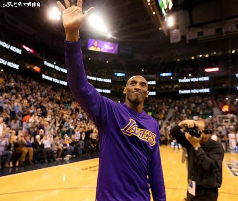 梦八队的科比是最大牌的巨星,但是却愿意干防守的脏活,伟大!