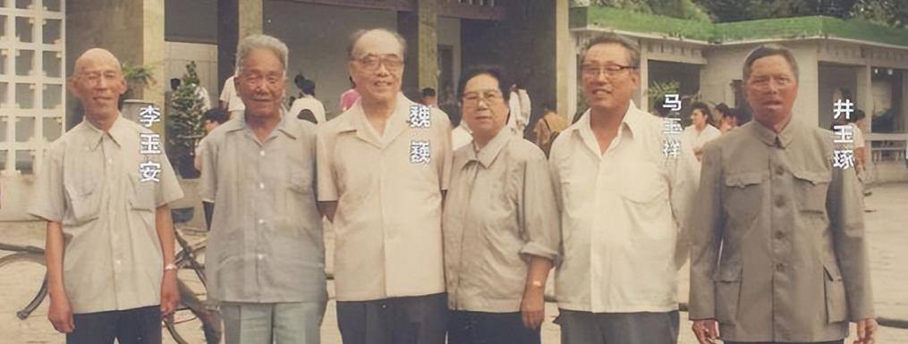 1990年河南老农因儿子参军没选上,拿出小学课本牺牲的烈士包括我