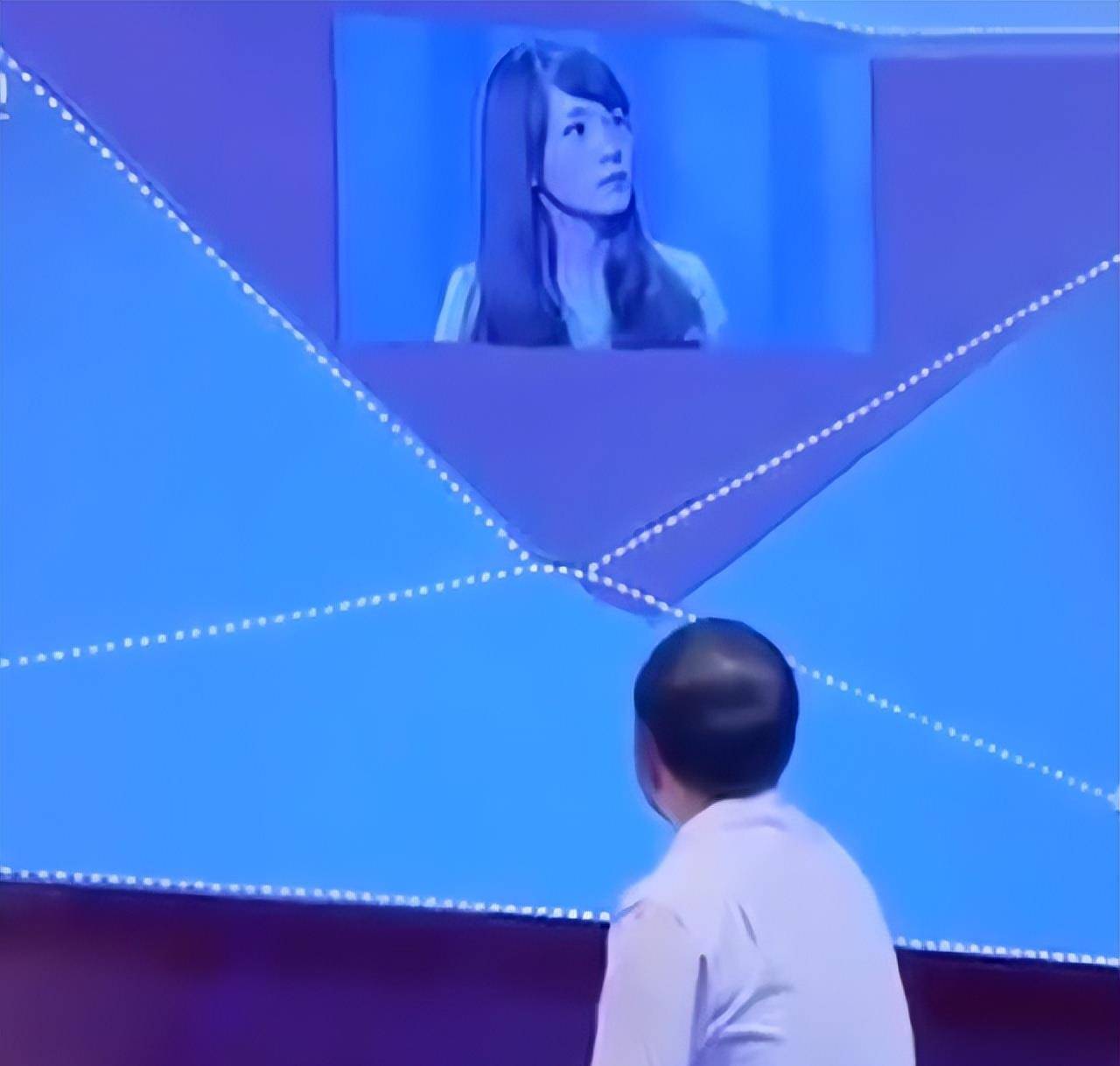 哥哥苦寻失联30年的妹妹,没想到却在自己对面,两人相认痛哭相拥