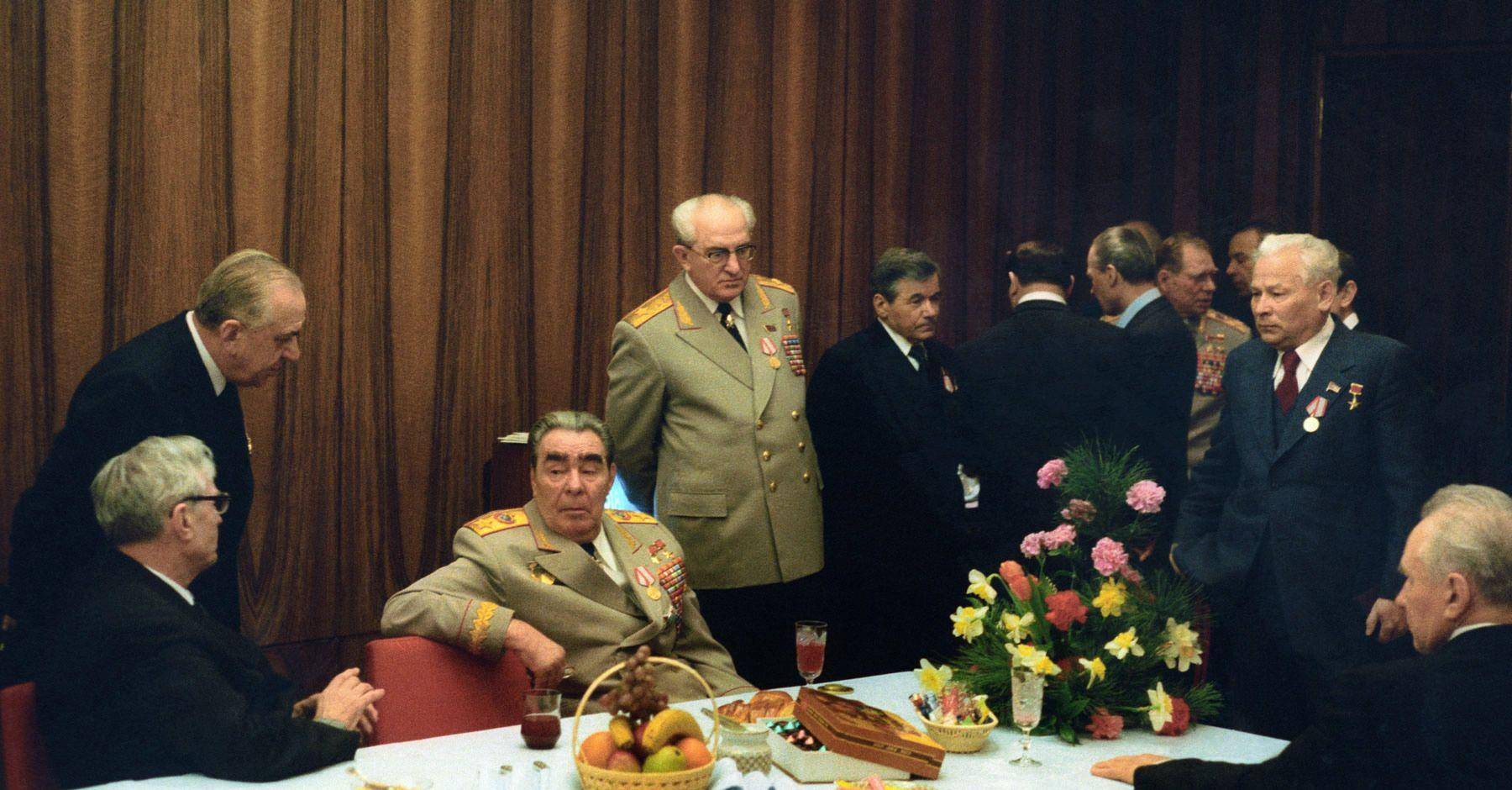 1992年苏联解体后,叶利钦访美遭克林顿无情嘲笑,叶利钦陪同傻笑