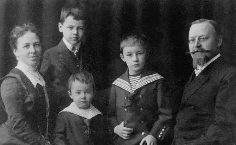 希特勒的头号刽子手希姆莱:曾是一位鸡农,却残杀了六百万犹太人