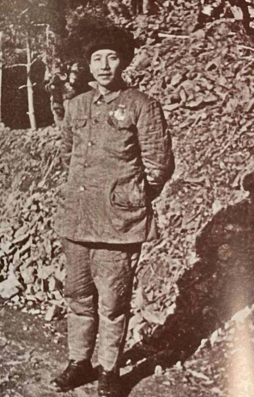 秦基伟正在农场监督劳动,岗哨通知外面有人找,他想:什么事呢?