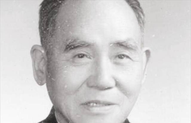 上海解放前夕,市长陈良四处寻找替死鬼,一眼相中我党地下同志