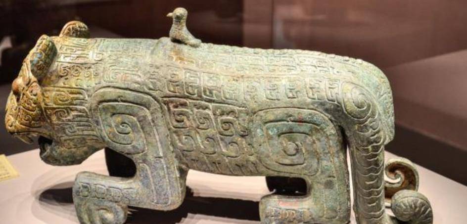 农民取土发现商代古墓,出土"猛虎"青铜器,是部落的图腾