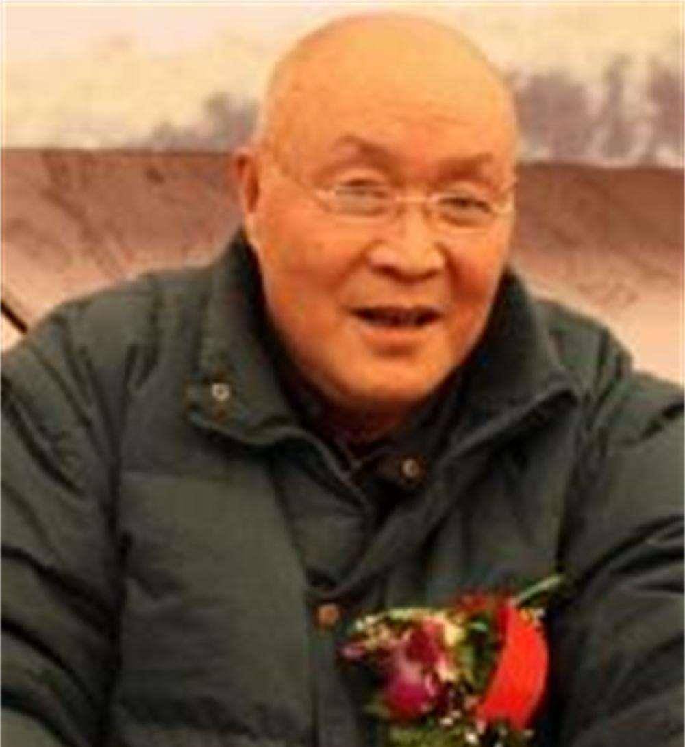 一学生家境困难登报后惊动中央,人民大会堂设宴3桌,宴请他全家