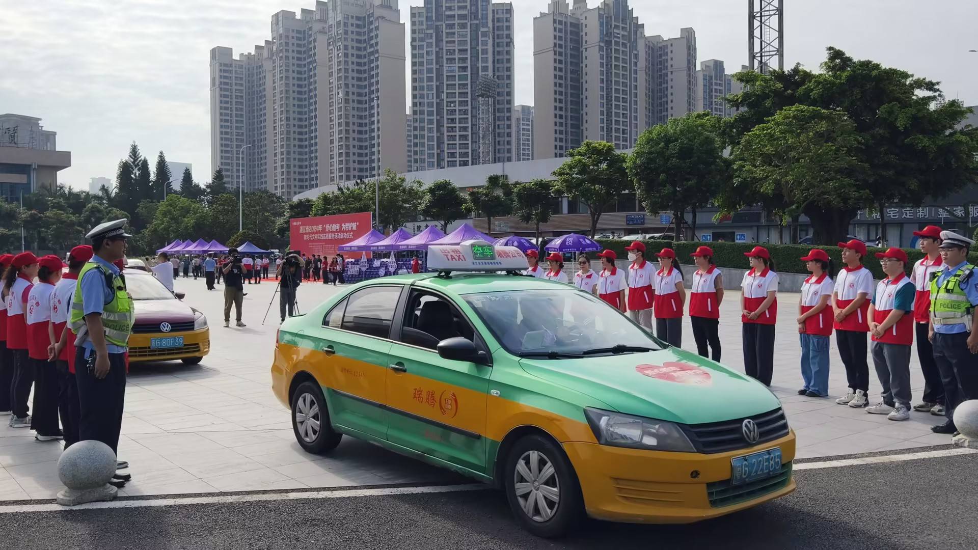据了解,今年有70辆爱心出租车和网约车参加湛江市区的助考行动,同时