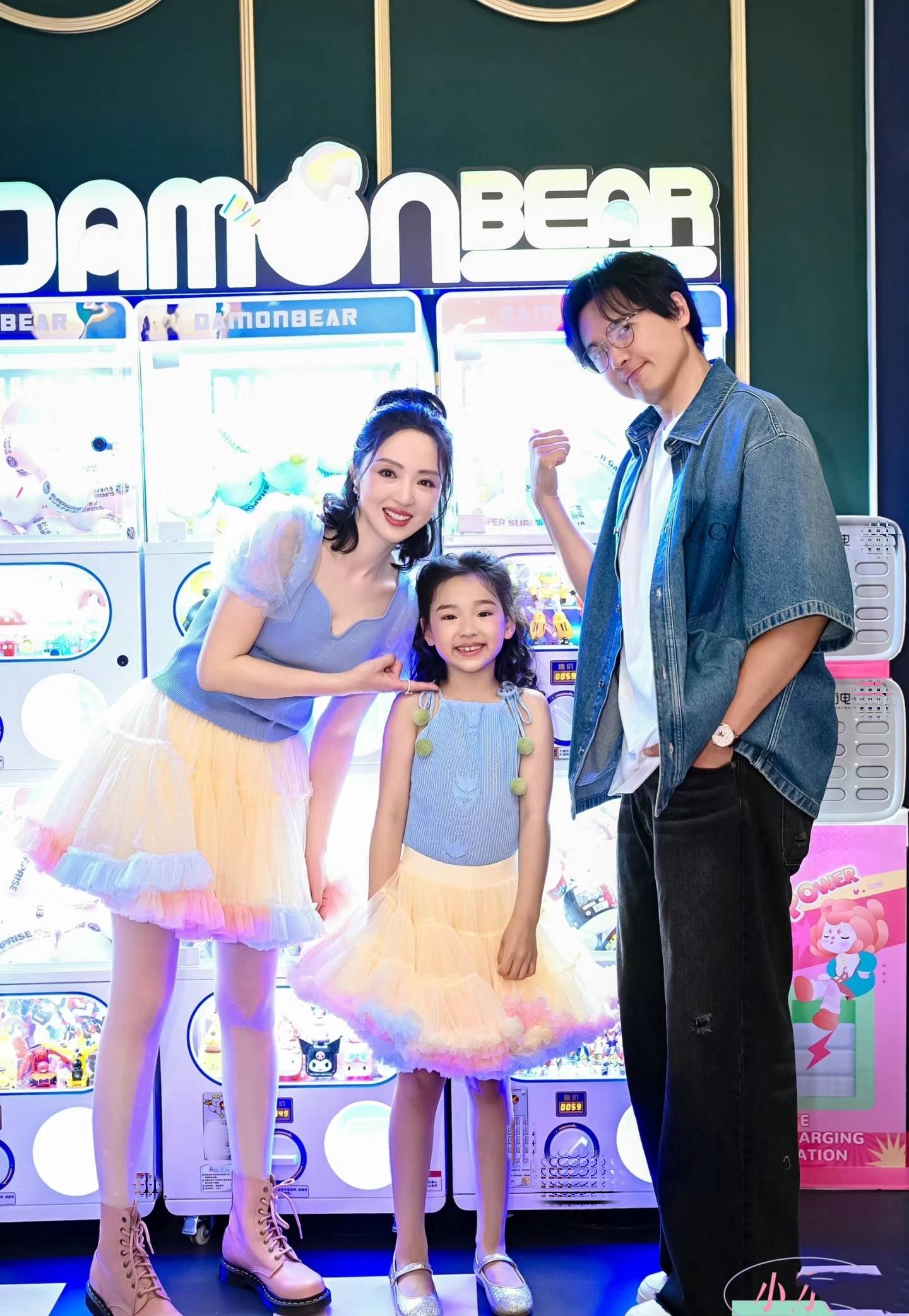 董璇罕晒全家福,和前夫为女儿庆生,高云翔与前岳父岳母合影显拘谨