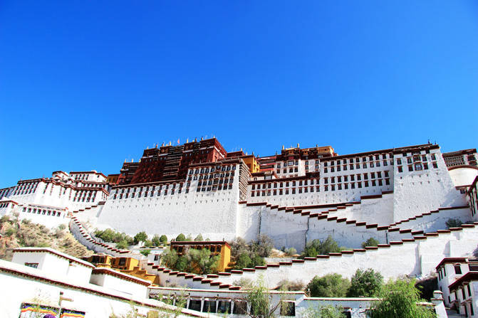 高原的晨曦,洒落在布达拉宫的金顶,熠熠生辉.