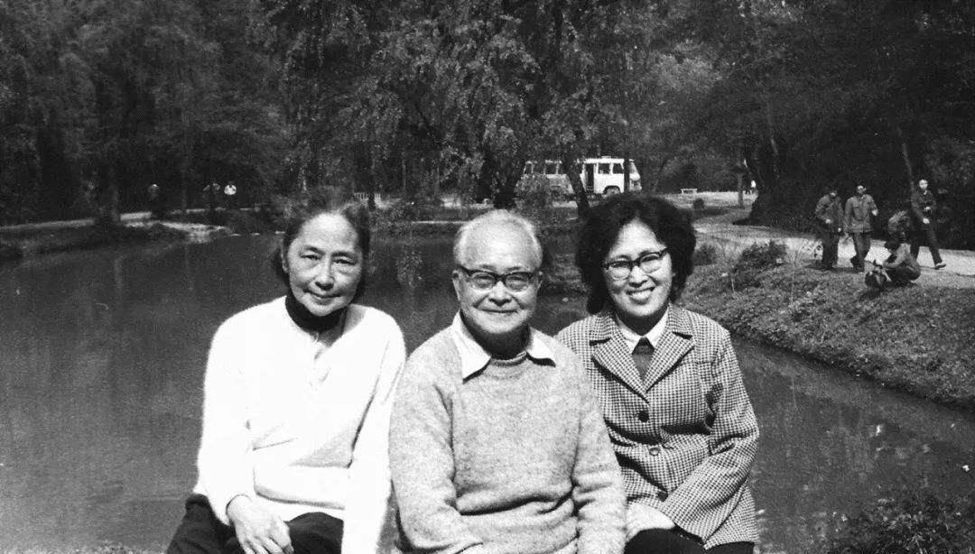 婚前,沈从文给张兆和写4年情书;婚后,他给另一女子写了8年情书