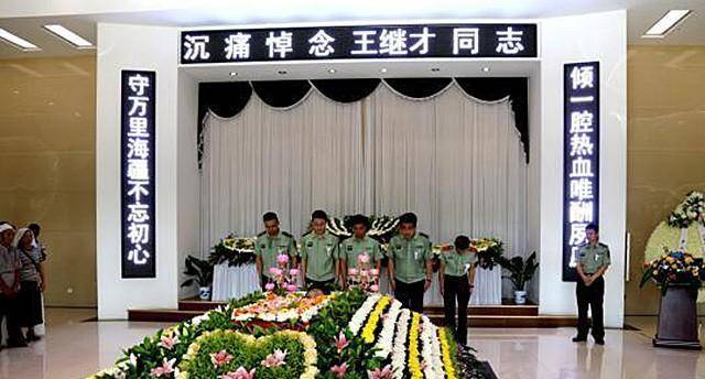 王继才的儿子王志国果然没有辜负父亲的期望,长大后参军,还掉入了海警