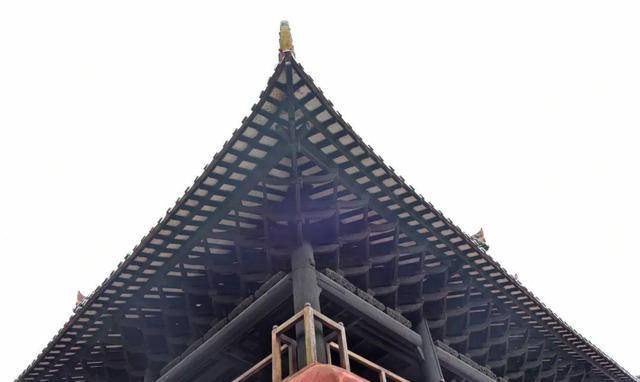 梁,柱和屋瓦的千钧重量,柱脚却悬空不落地,这是真武阁