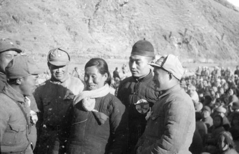 1988年农家婆戎冠秀病重住院,聂帅听闻,托人送一束"勿忘我"花