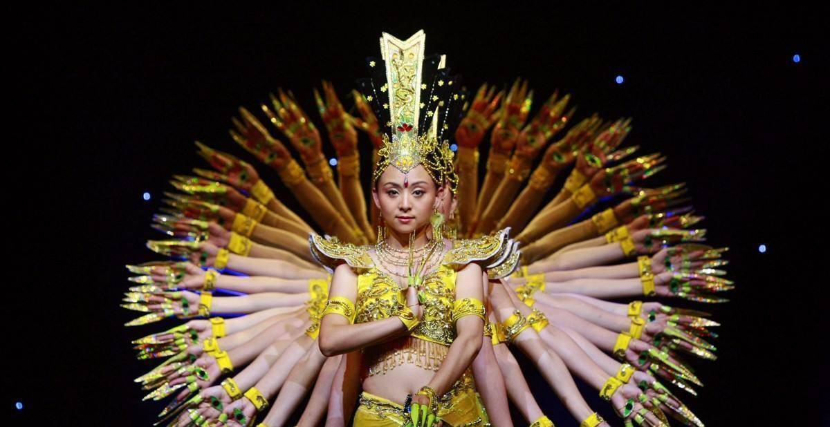 05年"千手观音"邰丽华红遍全国,拒绝国外富商,情愿嫁给穷小子_舞蹈