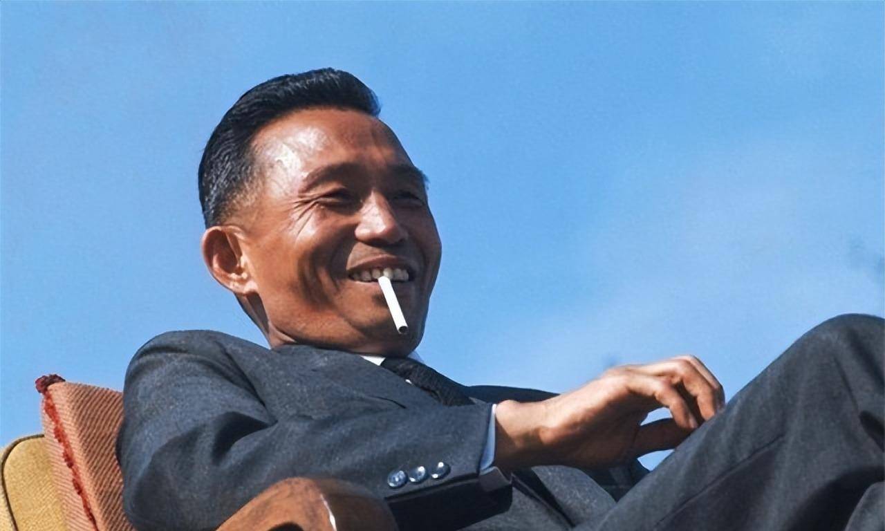 43年前韩国前总统被亲信刺杀,葬礼横幅用汉字书写,百万人送行_朴正熙