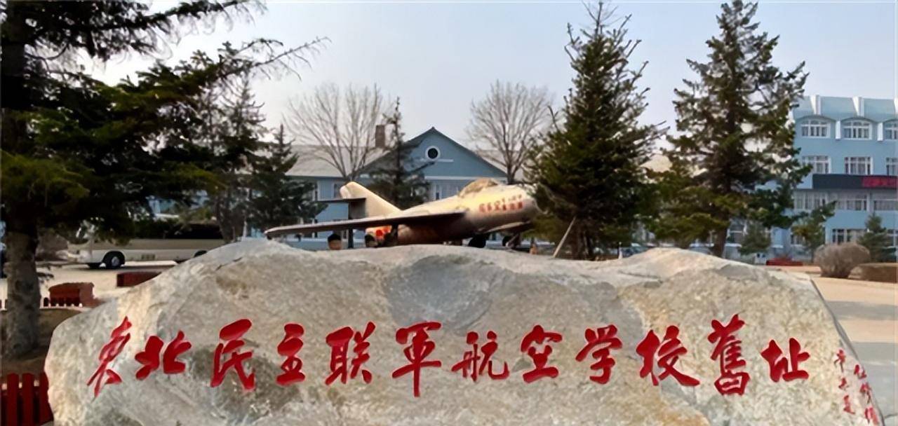 在部队改装歼七飞机时,王伟也是第一个放单飞的那一个.