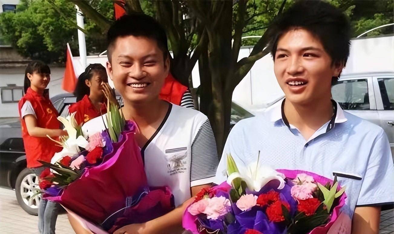 8年前江西两位"夺刀少年"因救全车人错过高考,如今怎么样了?