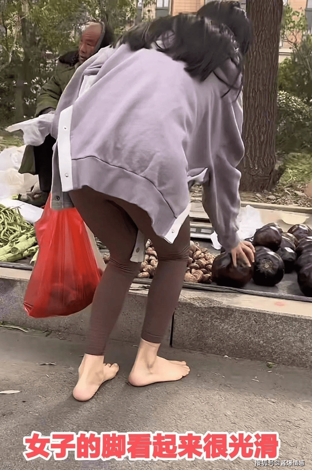 山东:女子在大冷天经常赤脚外出买菜,网友:她的脚比模特还丝滑