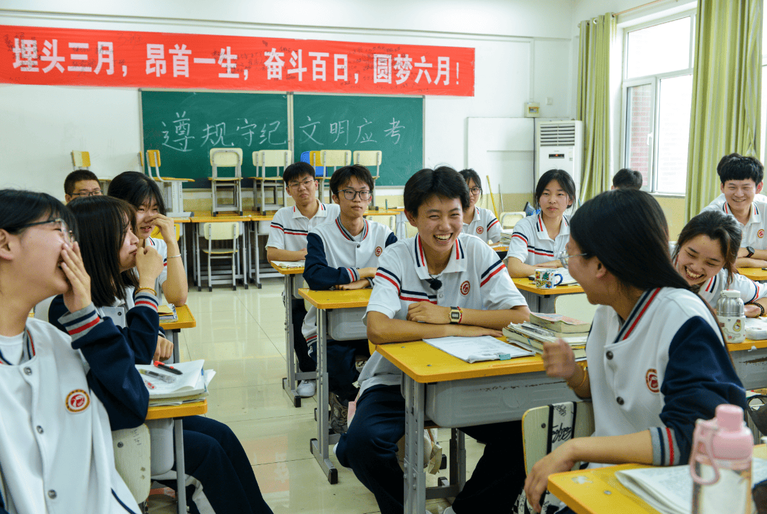 刘禹彤结束网球训练回母校贺阳高级中学参加高考受到师生欢迎