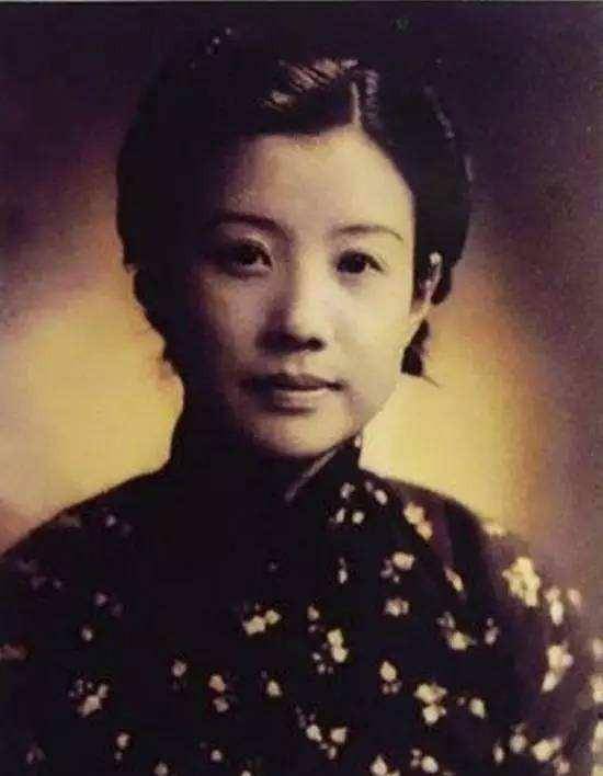 她被誉为民族之妻,一生坎坷无比,曾两次深入敌营获取情报_关露_姐妹