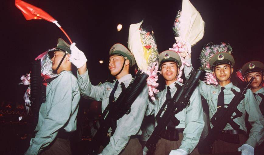 97年6月30日,熊自仁少将率500多军入驻香港,3年后晋升为中将_驻港部队