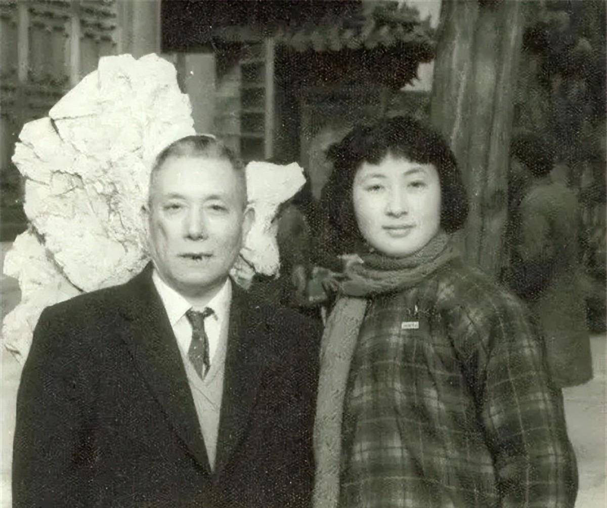 女儿刚刚夭折,丈夫就迷上貌美校花,妻子成全,他却牵挂妻子一生