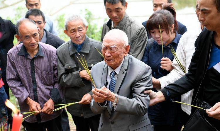 1946年,他结婚9天便入台潜伏,42年归来后妻子已儿孙满堂