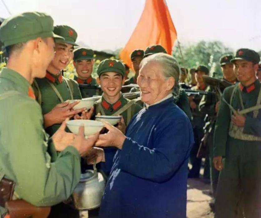 1988年农家婆戎冠秀病重住院,聂帅听闻,托人送一束"勿忘我"花