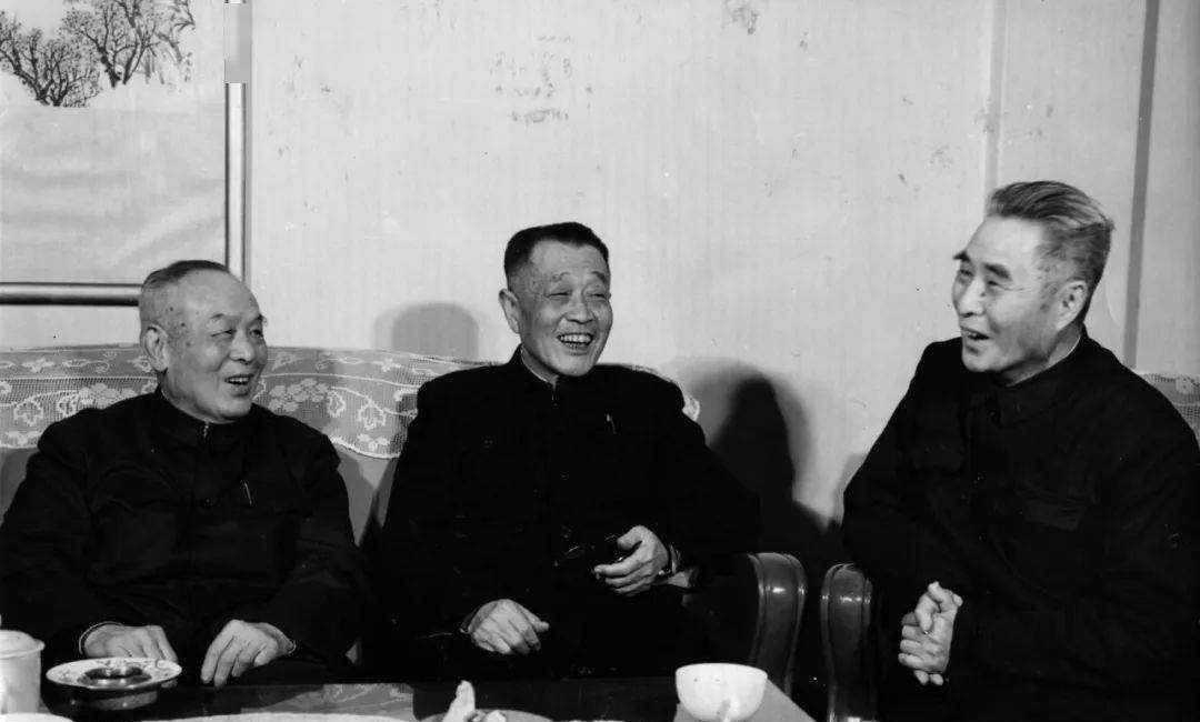 1976年黄维获特赦,他妻子却跳了河,全因为黄维一个"滚"字!