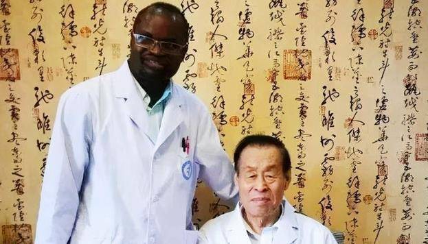 中国黑求恩迪亚拉:中医博士后,在中国行医30年,满口四川话