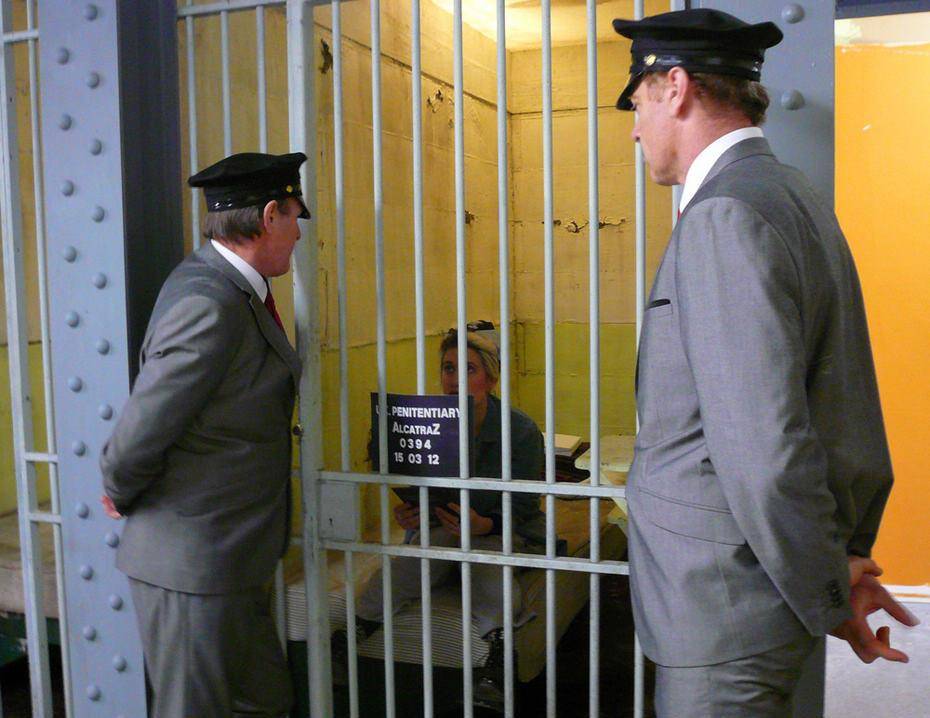 美国黑道老大监狱称王:买通13名狱警,4名女警甘愿为他生孩子