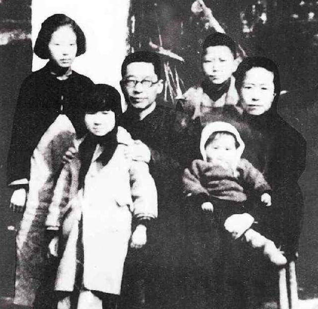 老舍之子舒乙:曾在公园陪父亲遗体坐了一整天,一生夹着尾巴做人