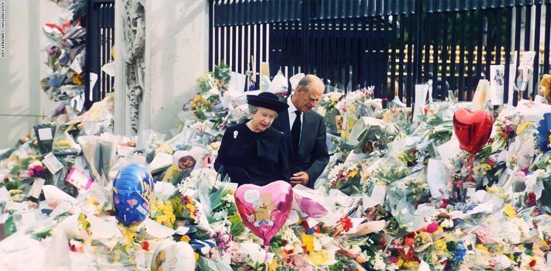 菲利普亲王拒绝国葬,24年前戴安娜葬礼庄严隆重,他送走了儿媳