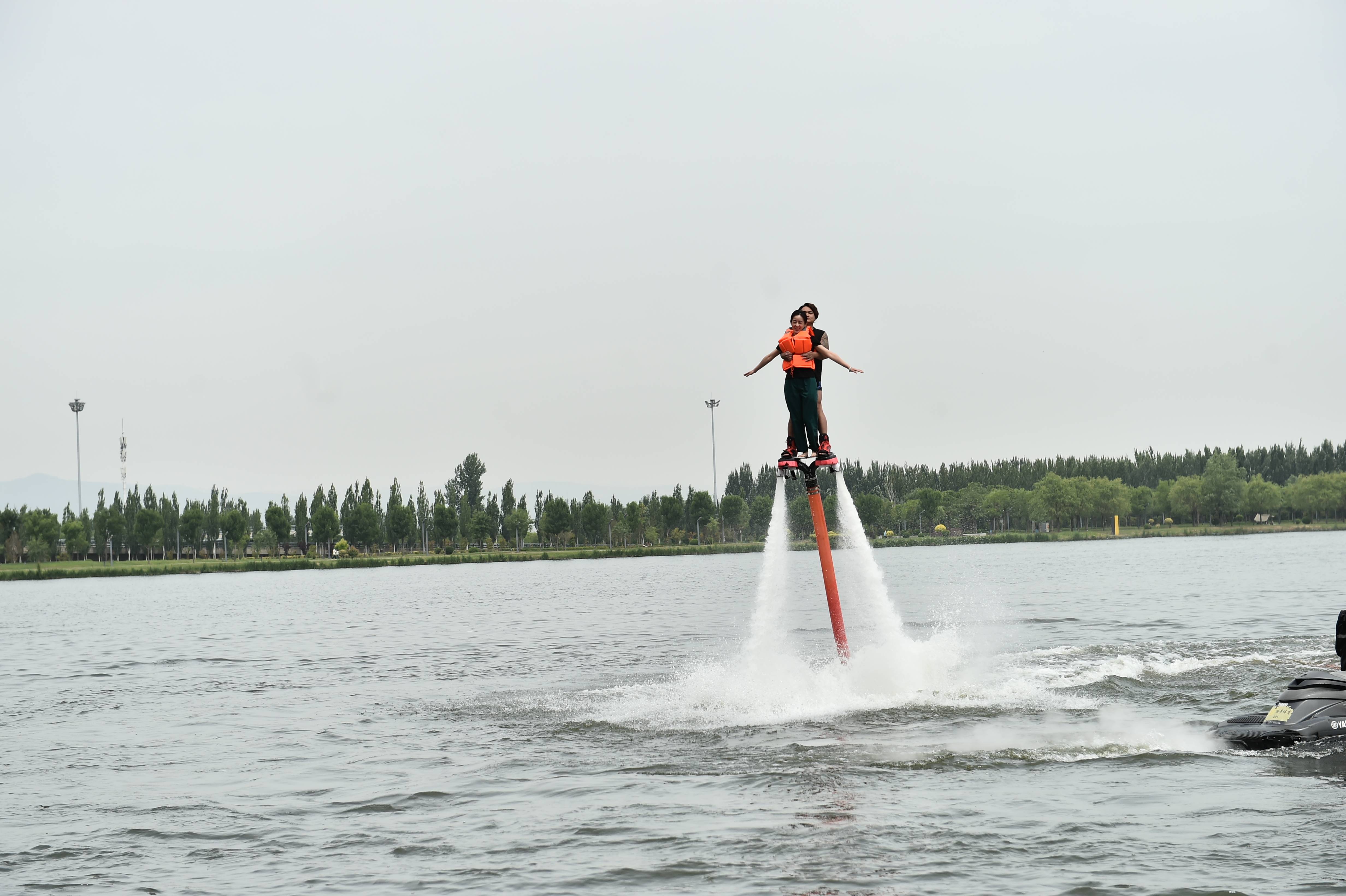 本次体验活动设置"水上飞人",帆船,龙舟3个运动项目,旨在增强群众的
