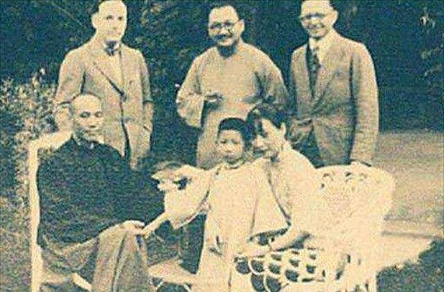 宋美龄最后的赴台:拿出"特别通行证"遭拒,海关要求她拿出护照_孔令伟