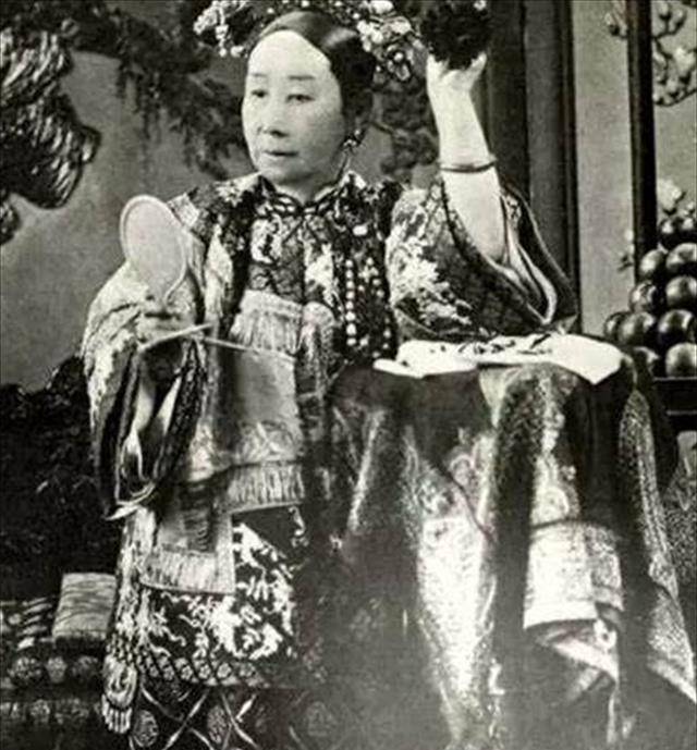 慈禧死前喝王八汤吊命,刚断气,太监就立马往嘴里塞了一颗夜明珠