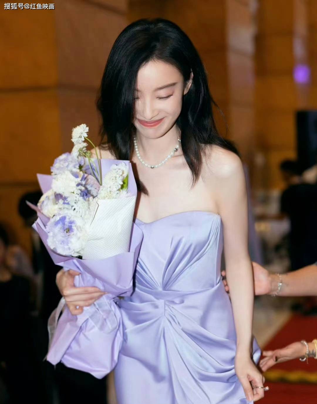 倪妮白色吊带裙粉红牡丹 写真