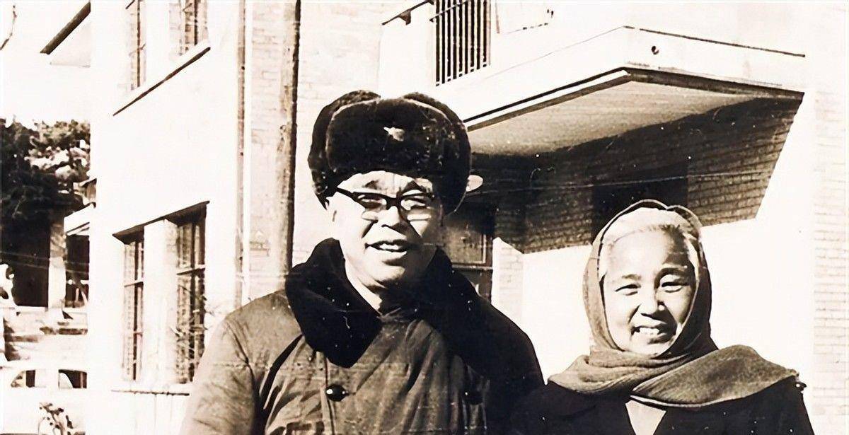 他毕业于黄埔军校,曾担任湖南军区司令,外孙女是家喻户晓的演员