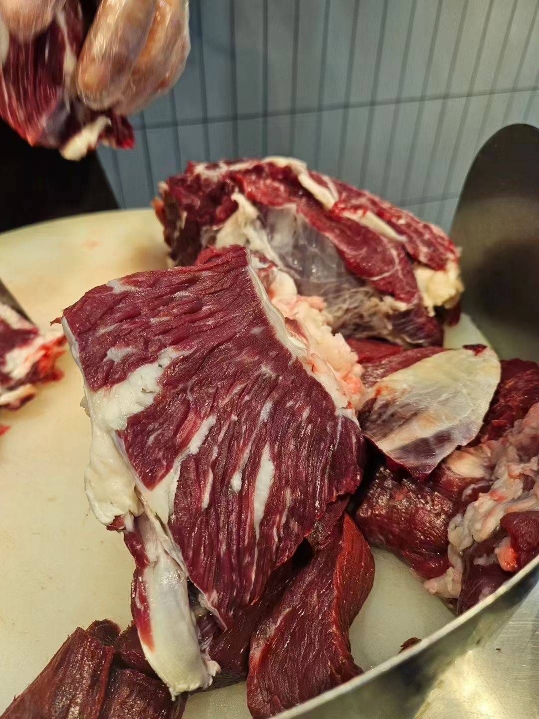 齐齐哈尔烤肉:炭火上的味蕾盛宴,传承百年的美味密码