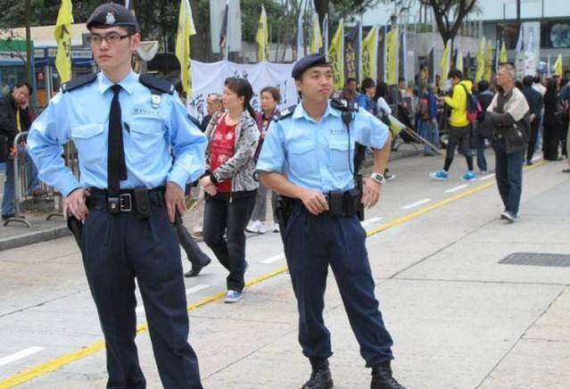 别看香港警察配枪威风凛凛,其实开枪也要面临巨大的风险