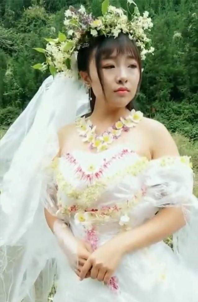 下,同样有着美丽颜值的大姐也回到了家里,而更加年轻美貌的三妹的加入