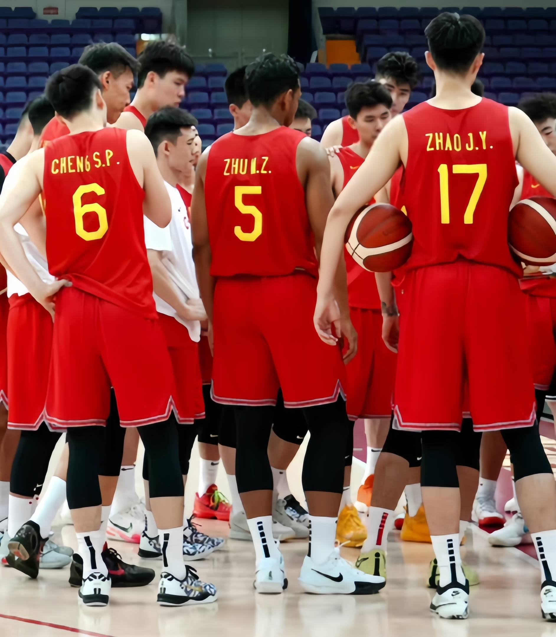 中国男篮首秀评分!3人百发百中,4人得分挂零,郭士强换4套阵容