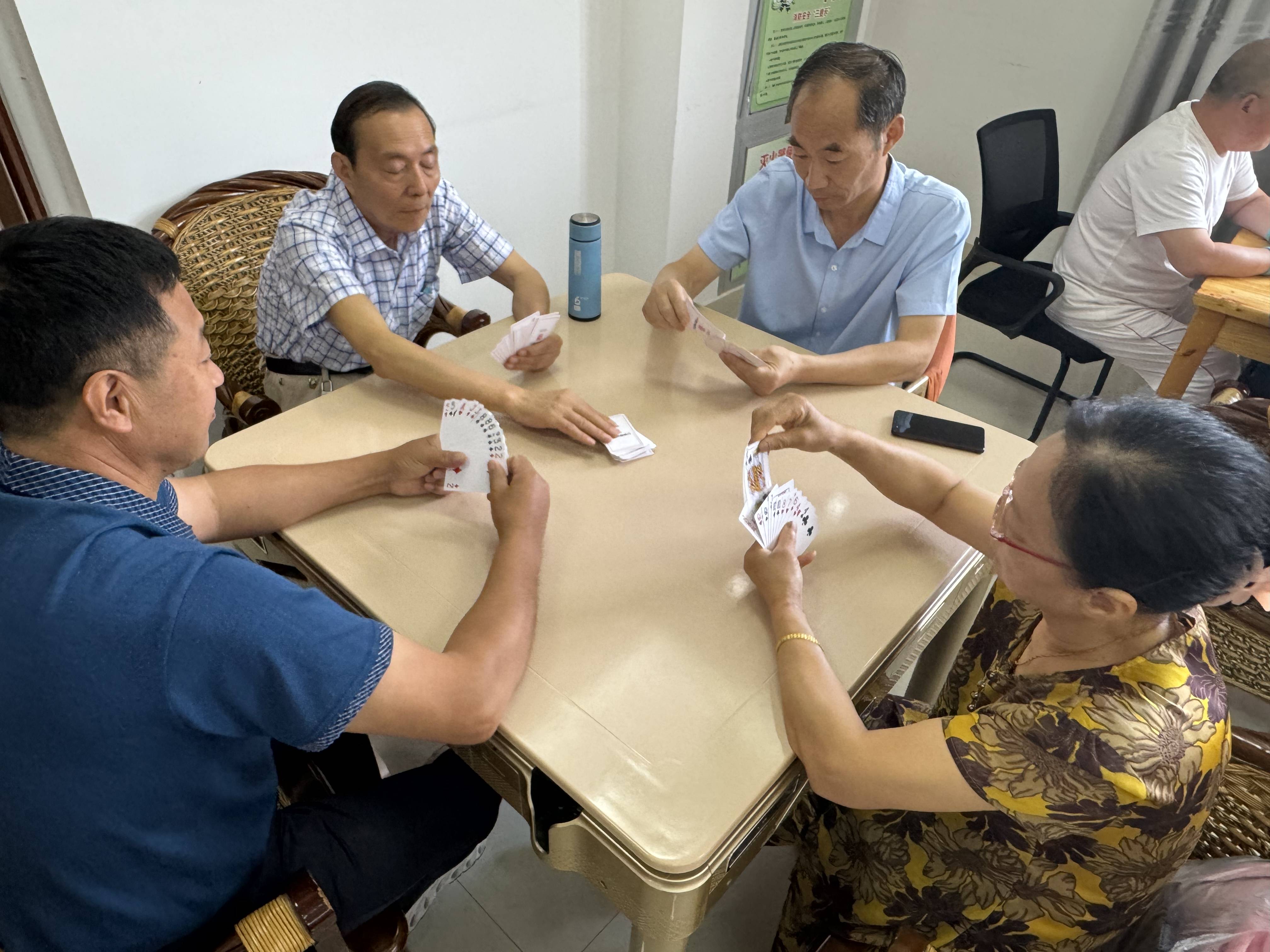 滨海县新风尚文艺宣传服务中心组织东坎街道老年人开展掼蛋娱乐活动