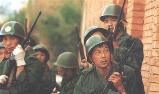 92年两千多名警员突击平远街,缴获一个团武器,现场堪比小型战争