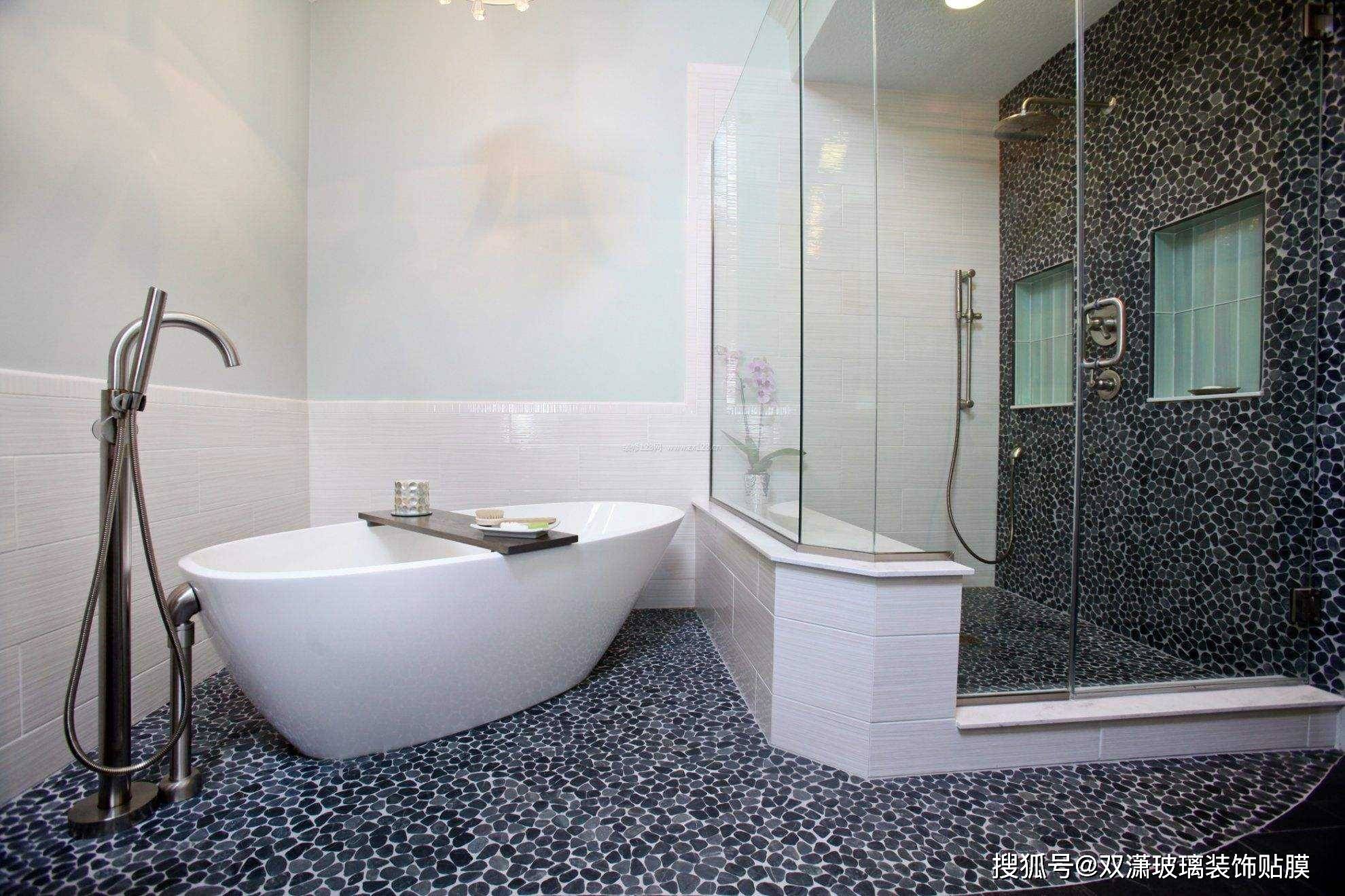 浴室玻璃贴防爆膜双面还是单面？一文告诉你答案！_搜狐网