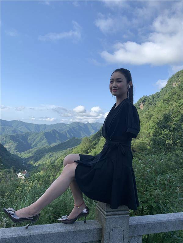 她9岁因电击失去双臂,靠双脚刺绣维持生活,如今成老板身家千万